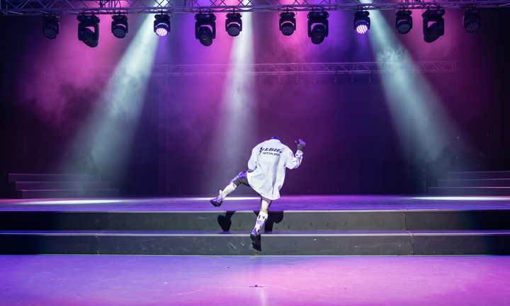 Robô “desmaia” ao tentar imitar passos de Michael Jackson: assista
