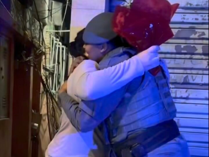 VÍDEO: PM que salvou mulher após pedido de socorro disfarçado de pizza entrega flores à vítima